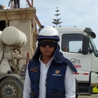 Jefe de planificación estratégica, con casco y chaleco, en una obra durante un vaciado de concreto.