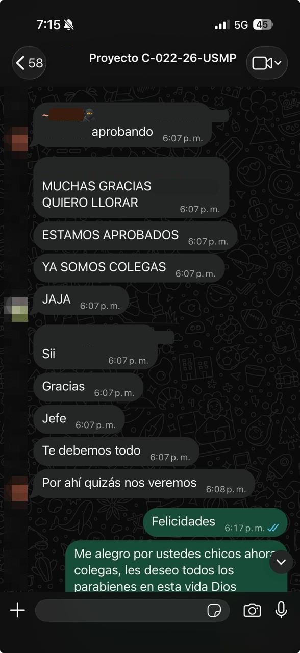 Grupo de tesis: los tesistas celebran que fueron aprobados y agradecen al estudio.